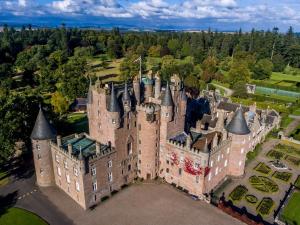 una vista aérea del castillo Windsor en Inglaterra en 2 Bed in Carnoustie 58026, en Monikie