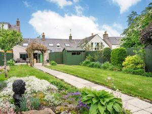 a house with a garden with a fence at 1 bed in Lauder 57931 in Lauder