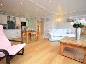 - un salon avec un canapé blanc et une table dans l'établissement 1 Bed in Conwy 60294, à Llangelynin