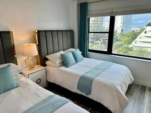 1 dormitorio con 2 camas y ventana grande en Directly on the Beach with Pool & Parking, en Miami Beach