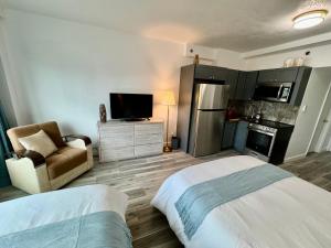 a hotel room with a bed and a kitchen at Directly on the Beach with Pool & Parking in Miami Beach