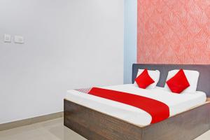 Postel nebo postele na pokoji v ubytování OYO Flagship Hotel Vrundawan