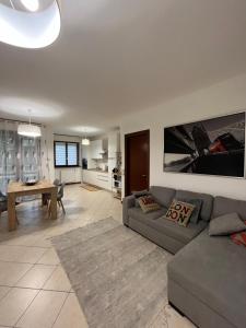 ein Wohnzimmer mit einem Sofa und einem Tisch in der Unterkunft Elegante Casa -Rho Fiera in Vanzago