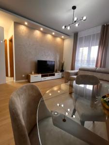 Μια τηλεόραση ή/και κέντρο ψυχαγωγίας στο Reset Apartman Divčibare