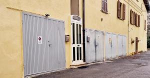 un paio di porte del garage sul lato di un edificio di GUEST HOLIDAY BETTOLA a Reggio Emilia
