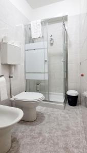 レッジョ・エミリアにあるGUEST HOLIDAY BETTOLAの白いバスルーム(トイレ、シャワー付)