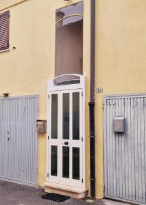 レッジョ・エミリアにあるGUEST HOLIDAY BETTOLAの門付白い扉