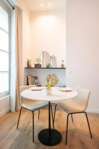 un tavolo bianco e due sedie in una stanza di Le Laurencin Sens - Le Zen a Sens