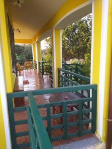 un portico di una casa con ringhiera verde di La Villetta a Olmedo