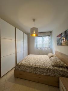 Schlafzimmer mit einem Bett und einem Fenster in der Unterkunft Elegante Casa -Rho Fiera in Vanzago