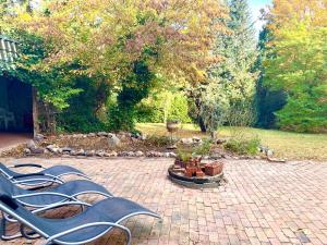 a group of benches sitting on a brick patio at Souterrain Monteurwohnung mit Sauna und Garten in Rostock