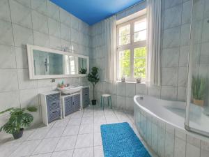 Koupelna v ubytování DEUTSCHE VILLA - DELUXE APARTMENT mit Sauna und großem Garten + 20 fotografií