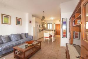 ein Wohnzimmer mit einem Sofa und einem Tisch in der Unterkunft Casa Bianca Caleta De Famara in Famara