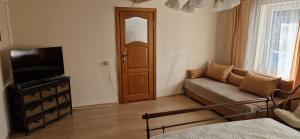 Televízia a/alebo spoločenská miestnosť v ubytovaní Apartament Orkisz