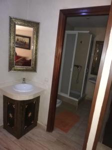 een badkamer met een wastafel en een spiegel bij Cosy appartement only family à Gueliz in Marrakesh