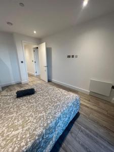 a bedroom with a large bed in a room at cozy 2 Bed Flat free parking, Manchester City Centre in Manchester