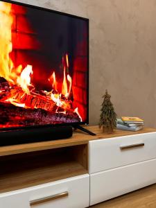 Μια τηλεόραση ή/και κέντρο ψυχαγωγίας στο Reset Apartman Divčibare