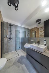y baño con lavabo y ducha. en ResiNest Apartamenty Kameralna Wesoła, en Białystok