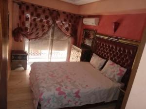 een slaapkamer met een bed en een raam bij Cosy appartement only family à Gueliz in Marrakesh