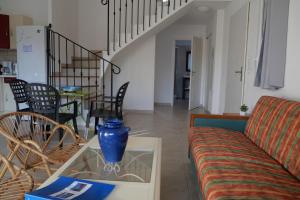 ein Wohnzimmer mit einem Sofa und einem Tisch in der Unterkunft Résidence Tamaris 2 in Porto-Vecchio