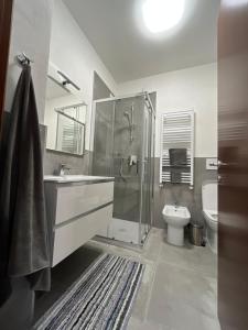 ein Bad mit einer Dusche, einem Waschbecken und einem WC in der Unterkunft Elegante Casa -Rho Fiera in Vanzago