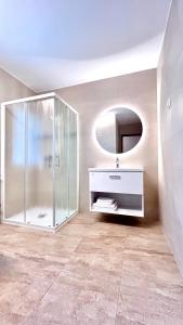 y baño con ducha, lavabo y espejo. en Guest house Stara lipa Tašner - free parking & kitchenette, en Maribor