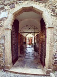 un ingresso a un edificio con arco di Casa Longhi a Orta San Giulio