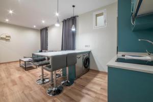 eine Küche mit einem Tisch und einer Waschmaschine in der Unterkunft 2 bedrooms 1.5 bathrooms furnished - Justicia - Refurbished - MintyStay in Madrid