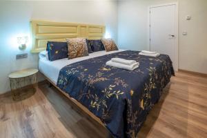 ein Schlafzimmer mit einem großen Bett mit Handtüchern darauf in der Unterkunft 2 bedrooms 1.5 bathrooms furnished - Justicia - Refurbished - MintyStay in Madrid