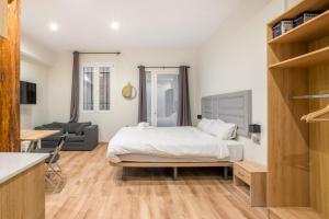 um quarto com uma cama e uma sala de estar em 1 bedroom 1 bathroom furnished - Justicia - Cozy - MintyStay em Madri
