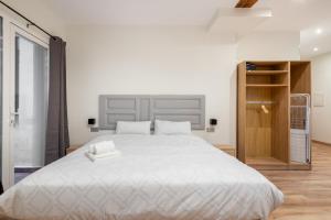 a bedroom with a large white bed and a closet at 1 bedroom 1 bathroom furnished - Justicia - Cozy - MintyStay in Madrid