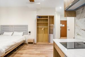 um pequeno quarto com uma cama e uma cozinha em 1 bedroom 1 bathroom furnished - Justicia - Cozy - MintyStay em Madri