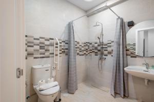 uma casa de banho com um chuveiro, um WC e um lavatório. em 1 bedroom 1 bathroom furnished - Justicia - Cozy - MintyStay em Madri