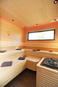 een sauna met een rij houten sauna's bij Villa Schmidt Warnemünde - Strandhaus in erster Meereslinie I in Rostock