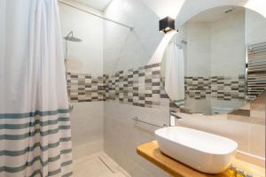y baño con lavabo y ducha. en 1 bedroom 1 bathroom furnished - Justicia - Modern - MintyStay en Madrid