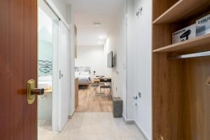un pasillo con una puerta que conduce a un dormitorio en 1 bedroom 1 bathroom furnished - Justicia - Modern - MintyStay en Madrid
