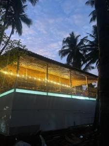 um edifício com luzes na lateral em Taste of Nature em Canacona