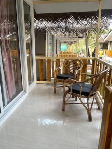 - une terrasse couverte avec 2 chaises dans l'établissement Taste of Nature, à Canacona