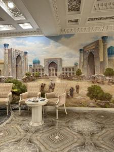una habitación con una pintura de un palacio en HAYAT PLAZA HOTEL & Spa, en Samarkand