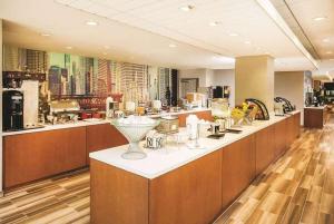 a store with a counter with glasses on it at La Quinta by Wyndham Chicago Downtown in Chicago