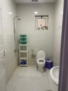 a white bathroom with a toilet and a sink at الجامعين ستار in Ruqaiqah
