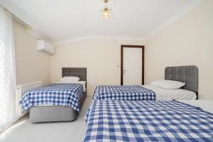 Een bed of bedden in een kamer bij Duplex Flat w Nature View Balcony and AC in Bursa