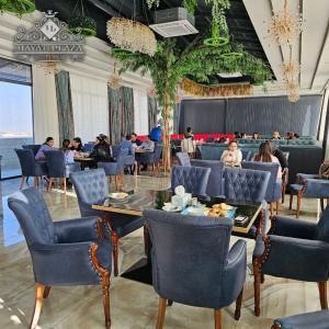 - une salle à manger avec des tables dans l'établissement HAYAT PLAZA HOTEL & Spa, à Samarcande