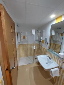 La salle de bains est pourvue d'un lavabo et d'une douche. dans l'établissement Hotel Tio Pepe, à Peñíscola