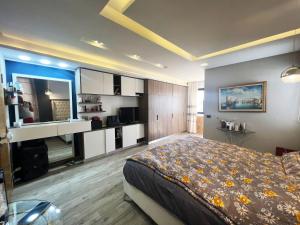 een slaapkamer met een groot bed en een keuken bij Log. standing complet 180 m2 in Sousse