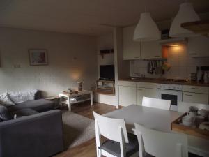 cocina y sala de estar con mesa y sillas. en B&B Landgoed Sonneborghe, en Kollumerzwaag
