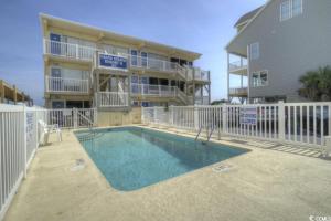 een zwembad voor een appartementencomplex bij Seaside Elegance Your Coastal Getaway in Myrtle Beach