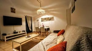sypialnia z łóżkiem i salon ze stołem w obiekcie Vivienda Vacacional Orquidea w Corralejo