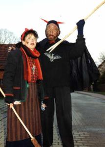 un hombre y una mujer sosteniendo un palo en Ferienhaus Hofmann Hainrode, 