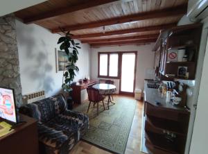 un soggiorno con divano e tavolo di Nikolic Apartment a Leskovac